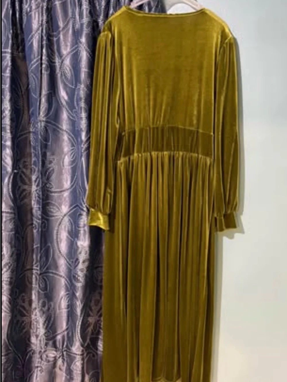 Green Velvet long sleeve Dress 2XL (16/18)- small hole at neckline - Picture 3 of 5